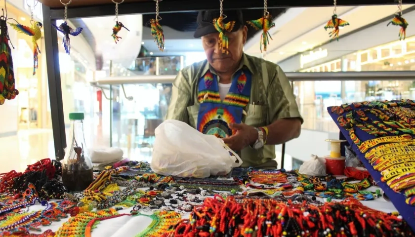 Imagen de un indígena que vende sus artesanías.