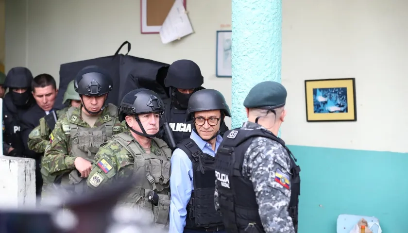El candidato a la Presidencia de Ecuador Christian Zurita, reemplazante del asesinado Fernando Villavicencio, custodiado por un fuerte esquema de seguridad, llega a votar este domingo