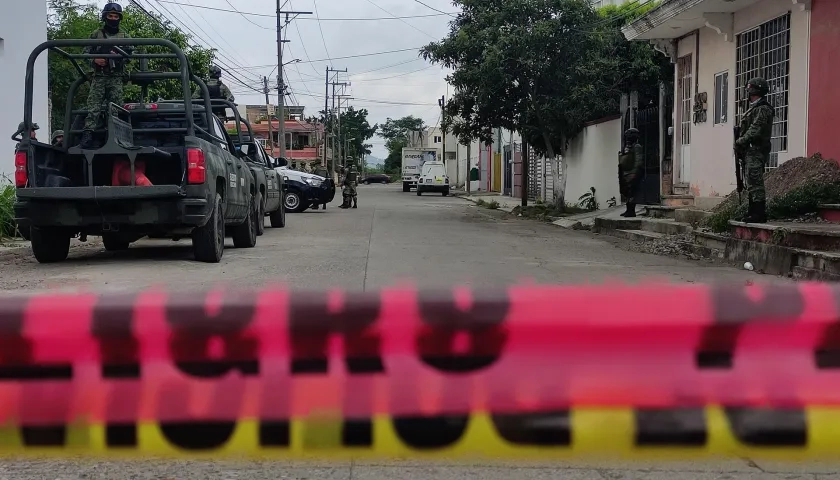 El Ejército vigila la zona en donde se localizaron varios cuerpos desmembrados, en Poza Rica, estado de Veracruz.