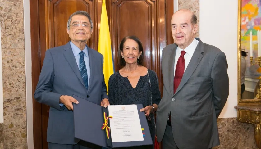 El canciller Álvaro Leyva con el escritor nicaragüense Sergio Ramírez y a su esposa Gertrudis Guerrero