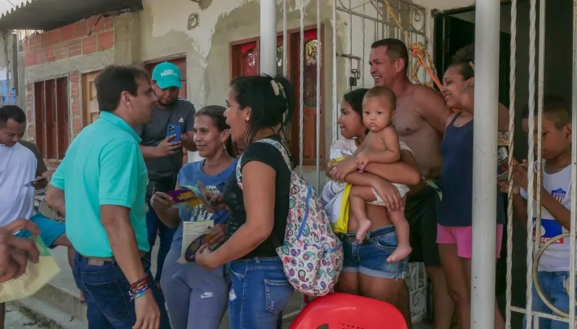 Alfredo Varela en la visita a los barrios Los Angeles y El Pueblo, en el suroccidente de Barranquilla