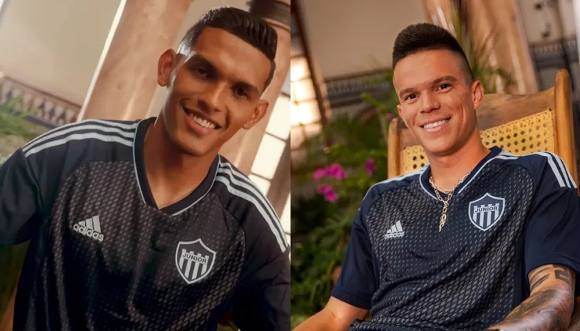 Hómer Martínez y Wálmer Pacheco lucen la nueva camiseta. 