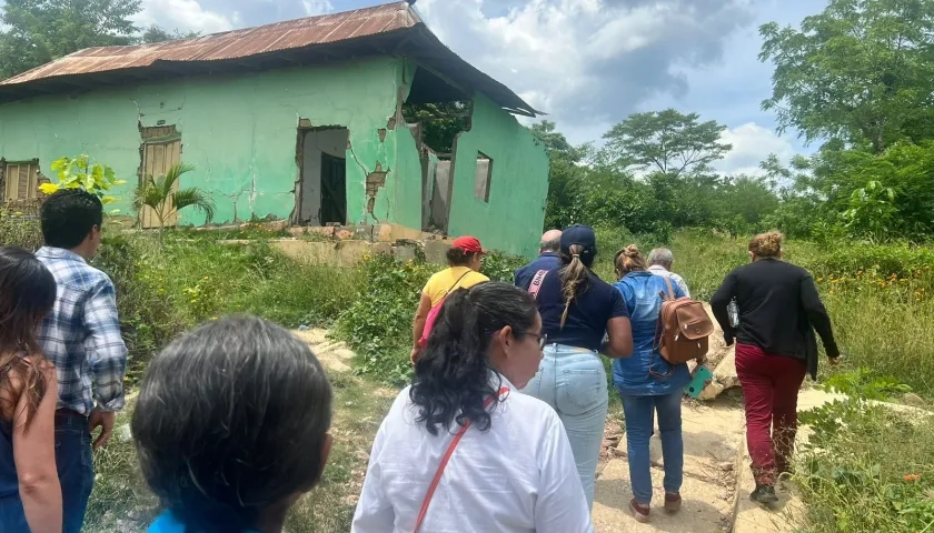 La comisión de la Defensoría y damnificados de deslizamientos recorrieron el barrio Alto Prado de El Carmen de Bolívar