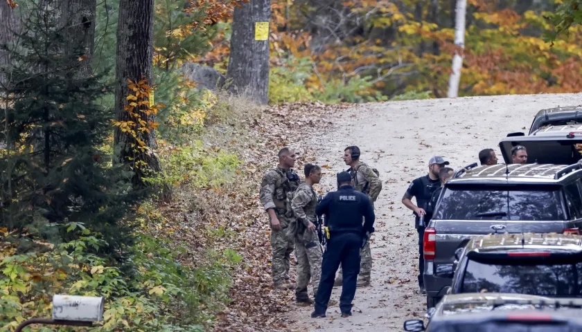 Miembros de la policía buscaban ayer al sospechoso de los tiroteos masivos en Lewiston, Maine.