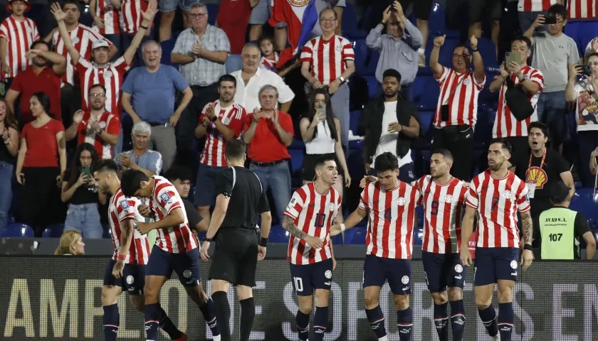 Jugadores de Paraguay celebran el gol anotado en el primer tiempo