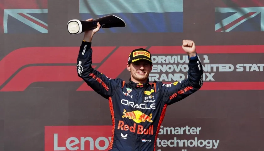 El piloto Max Verstappen levanta el trofeo del Gran Premio de los Estados Unidos.
