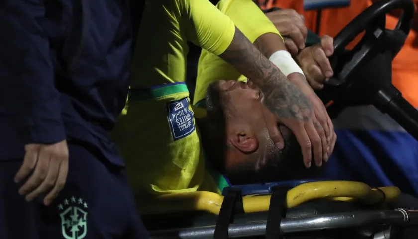  Neymar llora tras salir lesionado de su último juego con la selección de Brasil.