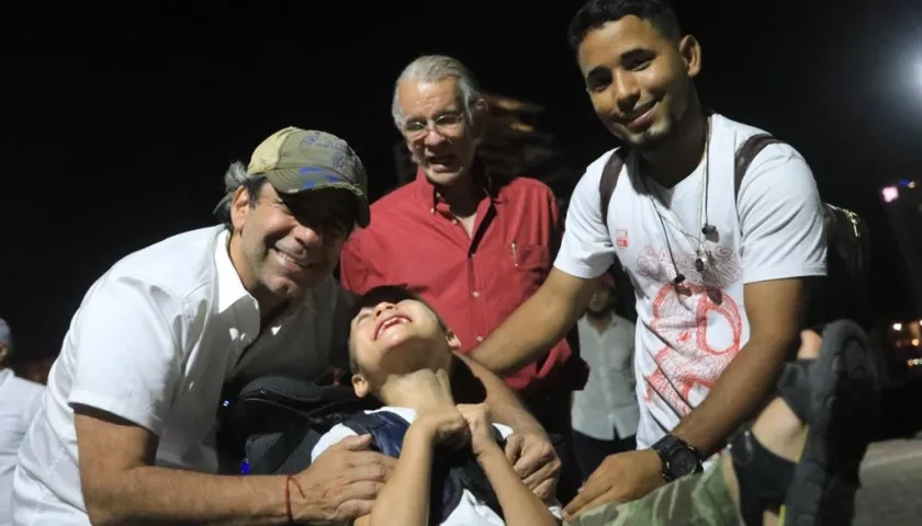 Alex Char, candidato a la Alcaldía de Barranquilla, saluda a un niño discapacitado y a su familiar
