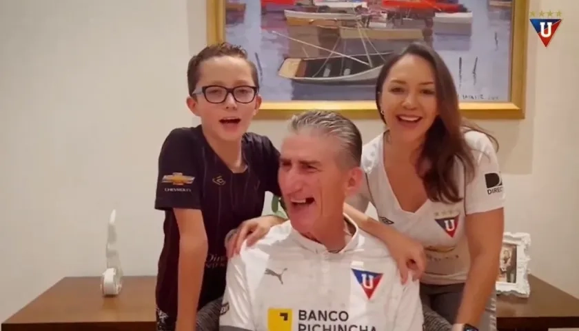 Edgardo Bauza con la camiseta de Liga junto a su esposa Maritza y a su hijo Nicolás.