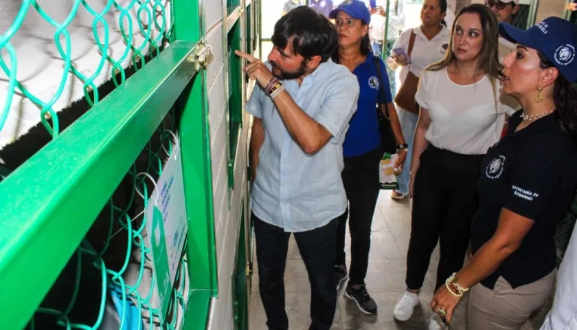 El alcalde Jaime Pumarejo en la visita que realizó al Centro de Bienestar Animal