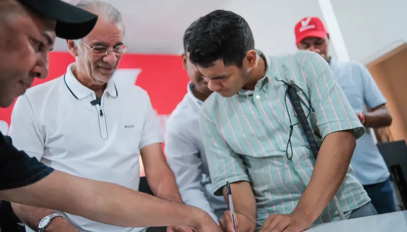 El candidato Eduardo Verano firma el acuerdo para trabajar con varias organizaciones de y para personas con discapacidad