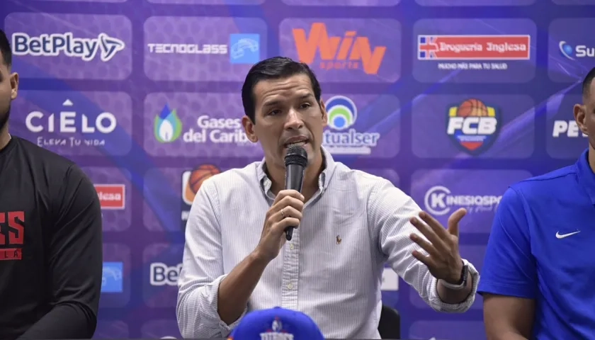 Alberto Caparroso en una rueda de prensa de los Titanes de Barranquilla.