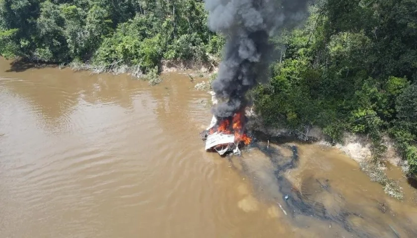 Destrucción de un punto de minería ilegal en la selva del Amazonas. 