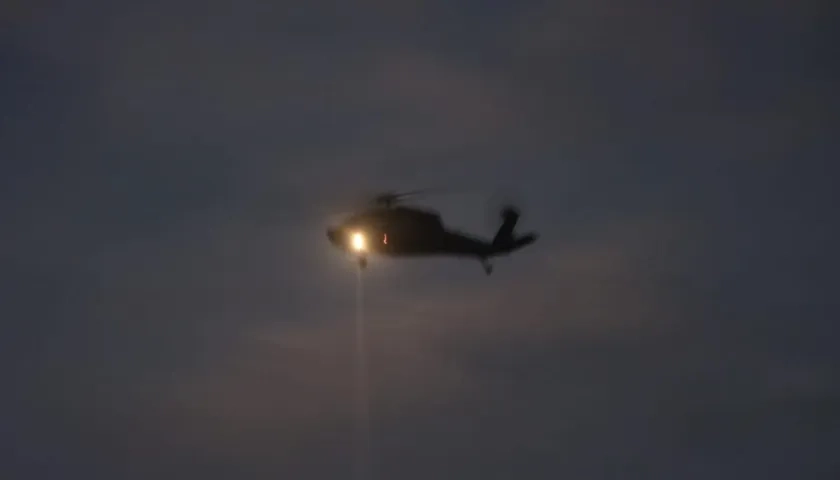 Uno de los helicópteros Blackhawk en las labores de búsqueda. 