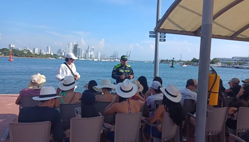 La Policía de Cartagena realiza pedagogía entre turistas para evitar abusos de operadores