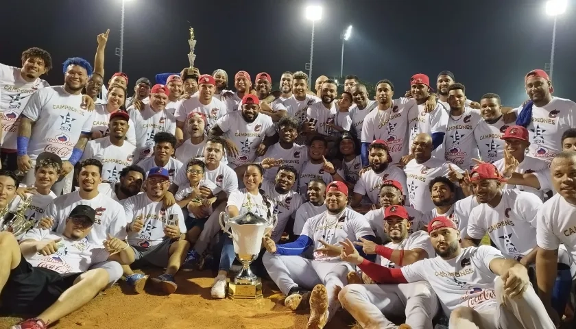 Los integrantes de Caimanes celebrando su decimotercer título en el béisbol profesional.