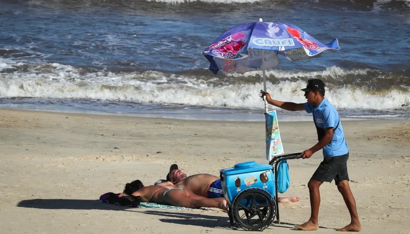Un hombre vende helados en la Playa Pocitos de Montevideo durante una ola de calor.