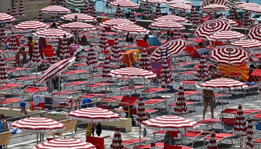 Bañistas buscan refugio del sol en una playa de Génova, Italia, el 20 de julio de 2023