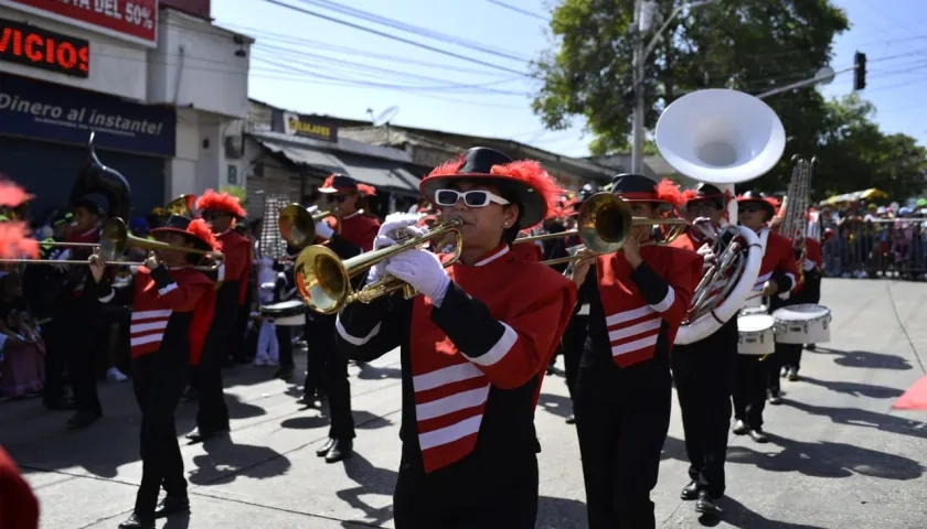 La banda marcial Instituto Técnico Industrial de Florencia, desfilando en el Carnaval de Barranquilla