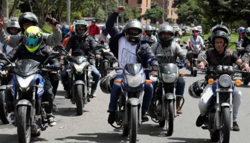 Motocicletas circulando en Colombia. 