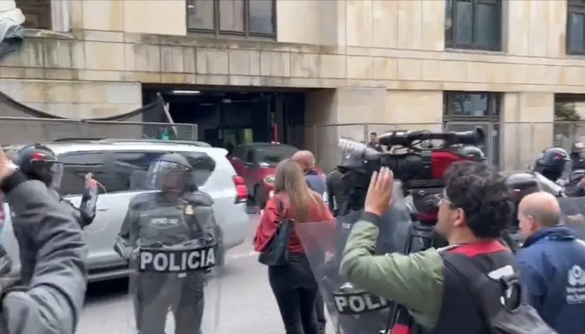 Los magistrados salieron en sus vehículos escoltados por la Policía
