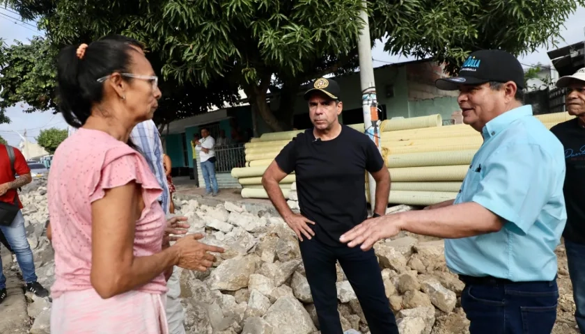 El alcalde Alex Char y el secretario de Obras, Rafael Lafont, hablam con una de las beneficiadas del programa 'Tapa huecos' en su barrio