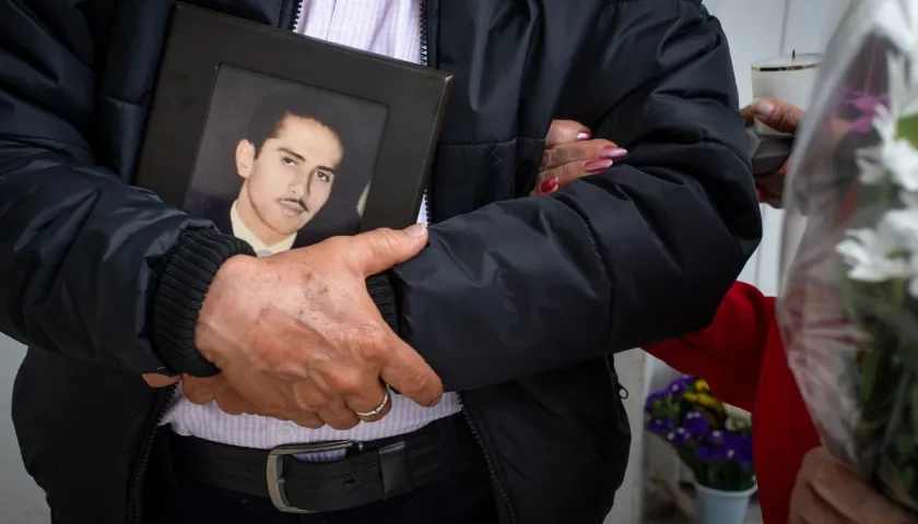 Un familiar de Luis Edilberto Cuervo sostiene una fotografía. Fue una de las víctimas de la toma del Palacio de Justicia en 1985
