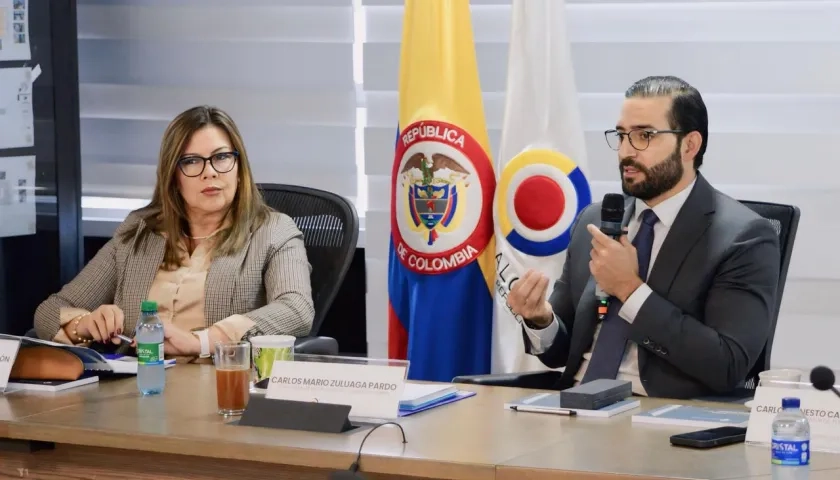 La fiscal general Luz Adriana Camargo y el contralor (e), Carlos Mario Zuluaga.