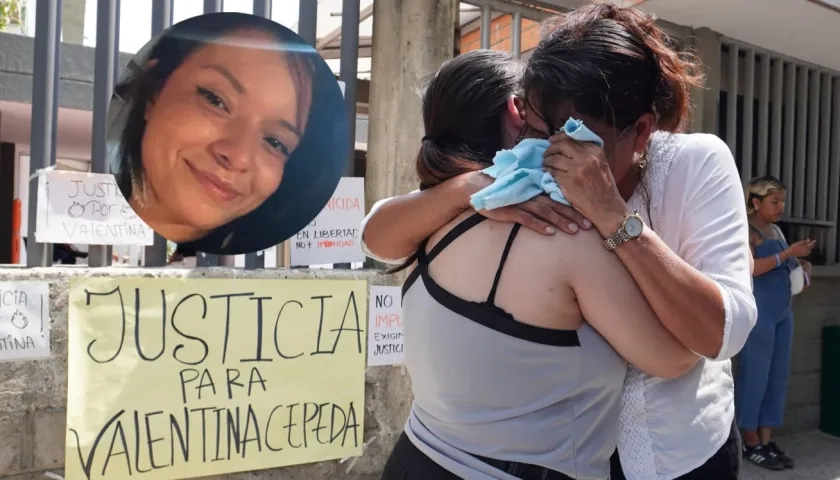 Lourdes Rodríguez Contreras, mamá de Valentina, llora a las afueras de Medicina Legal pidiendo justicia.  