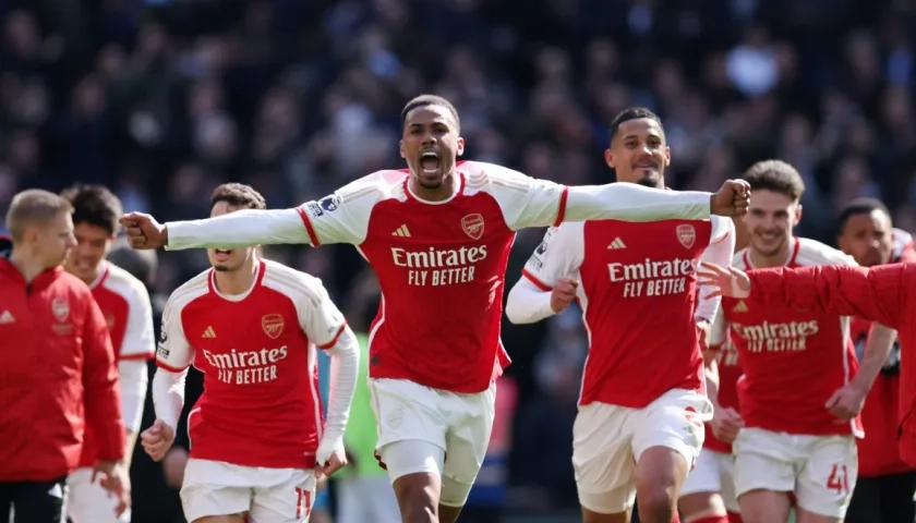 Jugadores del Arsenal celebran tras lograr la victoria sobre el Tottenham. 