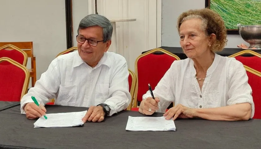 Vera Grabe, Jefa de la Delegación del Gobierno, y Pablo Beltrán, Jefe de la Delegación del ELN.