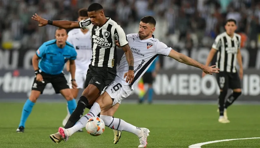 Junior Santos, autor del gol del triunfo de Botafogo, disputa el balón con Facundo Rodríguez.  