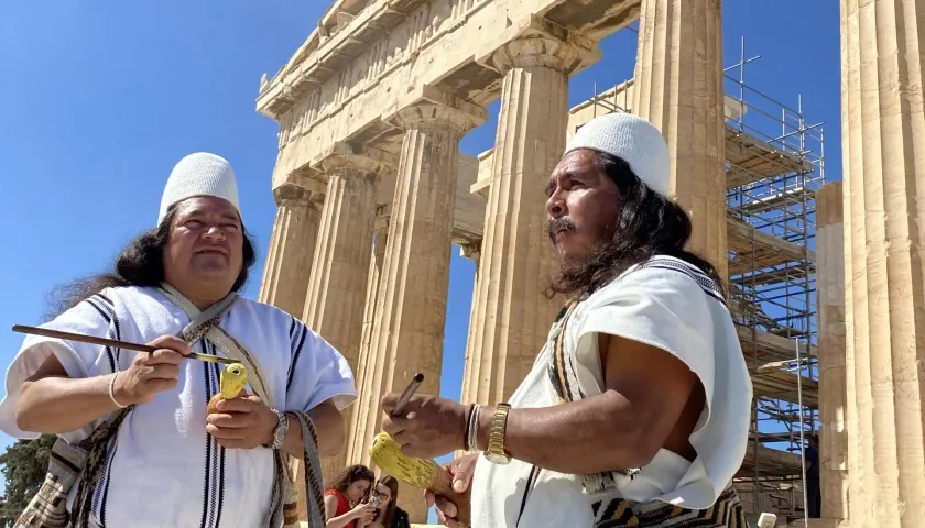 Los líderes arhuacos Noel Torres Izquierdo y Luis Salcedo, frente al templo del Partenón en la Acrópolis de Atenas