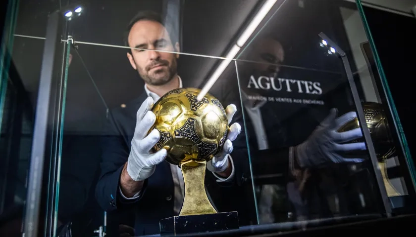 François Thierry, experto en objetos deportivos de Aguttes, con el Balón de Oro de Maradona. 