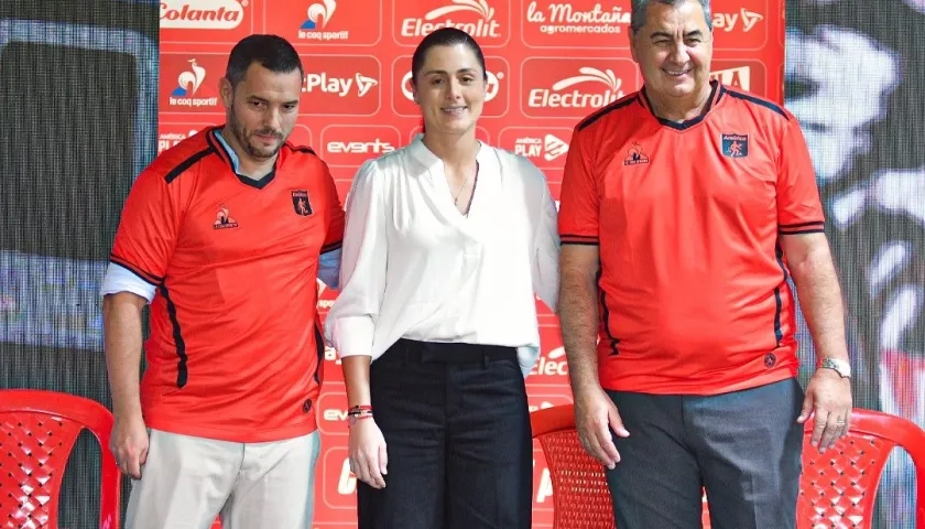 Jorge Da Silva, nuevo técnico del América, con la presidenta Marcela Gómez y su preparador físico Manuel Cabrera.