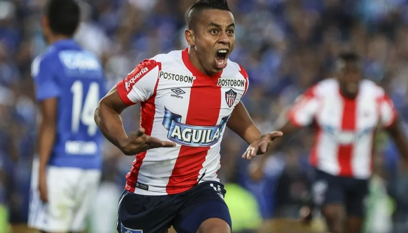 Vladimir Hernández grita un gol ante Millonarios que forzó una definición por tiros desde el punto penal, en 2016.