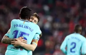 Los jugadores del FC Barcelona, el brasileño José Paulo Bezerra "Paulinho" (i) y el argentino Leo Messi celebran el segundo gol del equipo blaugrana
