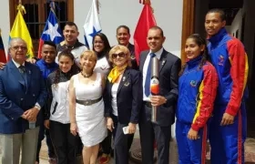 Delegación que recibió el Fuego Bolivariano.