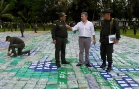 Es la incautación más grande de clorhidrato de cocaína efectuada por la fuerza pública en una sola operación, dijo el Presidente Santos, en la foto con oficiales de la Policía.