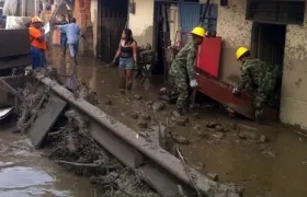 Fotografía cedida por la oficina de prensa del Ejército de Colombia que muestra a soldados mientras ayudan con las labores de rescate hoy en Corinto.