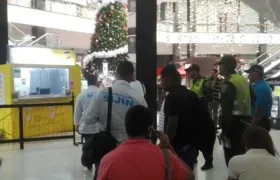 Policía atiende el llamado en el Centro Comercial Miramar. 