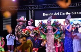 Momento en que la Reina del Carnaval de la 44, Andrea De Alba Polo, recibe su corona.