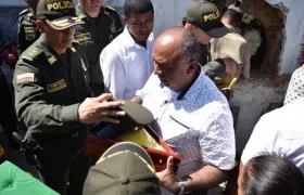 Wilberto Márquez recibe el Kepis y la bandera del general Mariano Botero