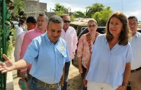La Vicepresidenta MArta Lucía Ramírez con el Alcalde (e) Pedrito Pereira en el barrio Nelson Mandela.