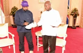 El rapero estadounidense Kayne West y el presidente de Uganda, Yoweri Museveni.