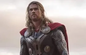 Chris Hemsworth como Thor. 