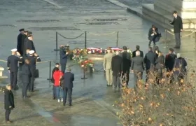 Macron rindió homenaje a la tumba del soldado desconocido, a su regreso del G20.