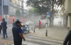 Personas esperan en la calle tras un sismo registrado hoy en Ciudad de México .
