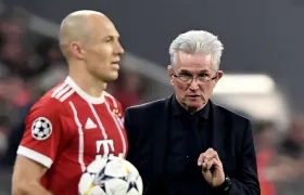 Jupp Heynckes entrega instrucciones a Arjen Robben. 