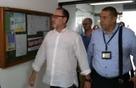 Momentos en que uno de los delegados del juzgado que lleva el Caso Lezo llega a la Alcaldía de Barranquilla.